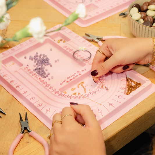 roze legbord voor sieraden maken, bead design board
