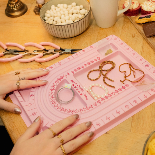 roze sieraden maak set met tangen en legbord