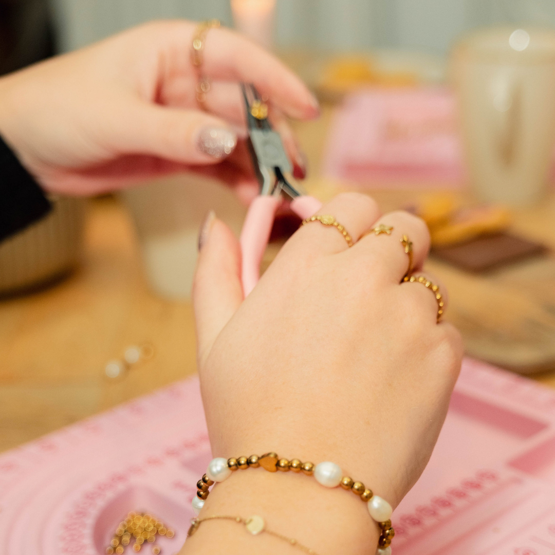 roze sieraden maak set met tangen en legbord