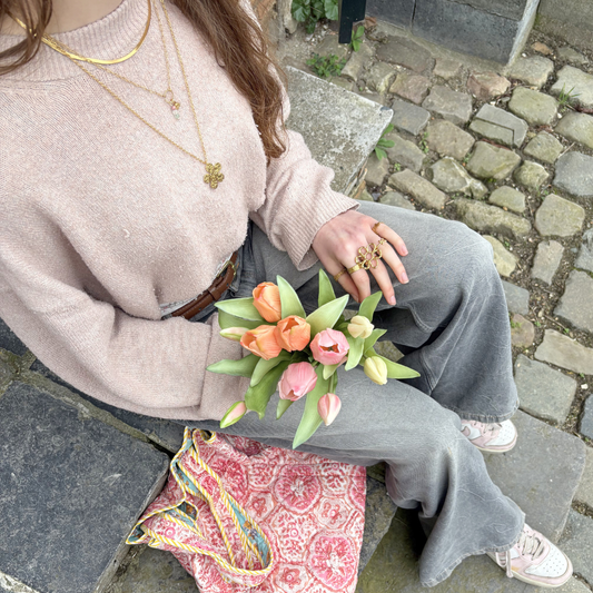 bij ketting met natuursteen kralen