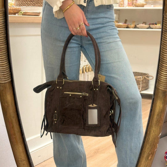 donkerbruine suède look handtas met riemdetails