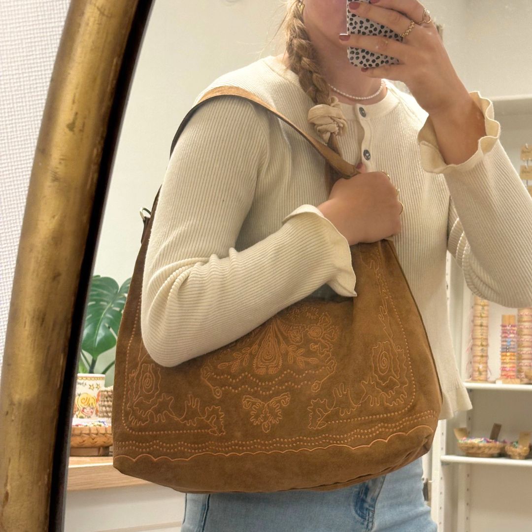 donkerbruine boho schoudertas in suède look met borduursel
