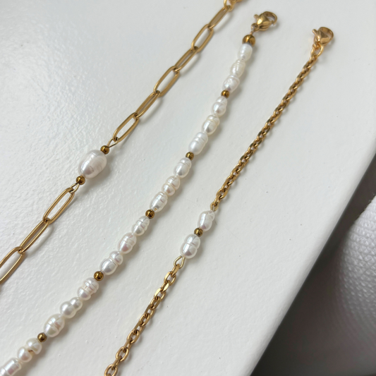 Sfeerfoto van zoetwaterparel armbandjes met gouden details