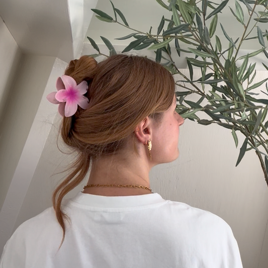 aanfoto roze haarclip opgestoken haar met los plukje