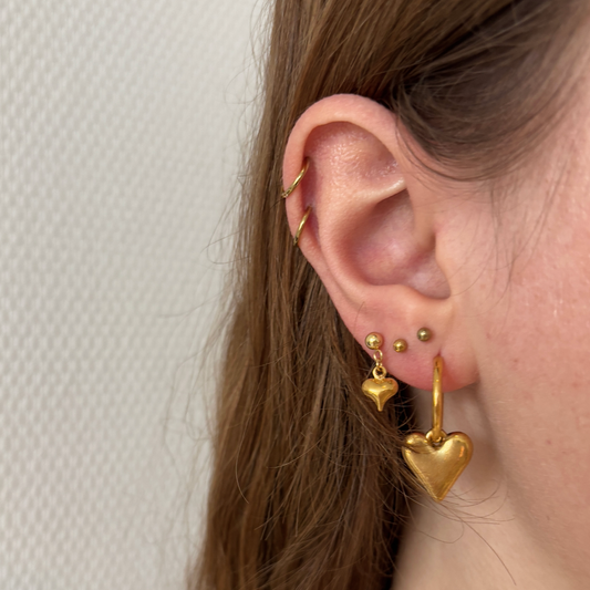 stud oorbellen met kleine hartjes