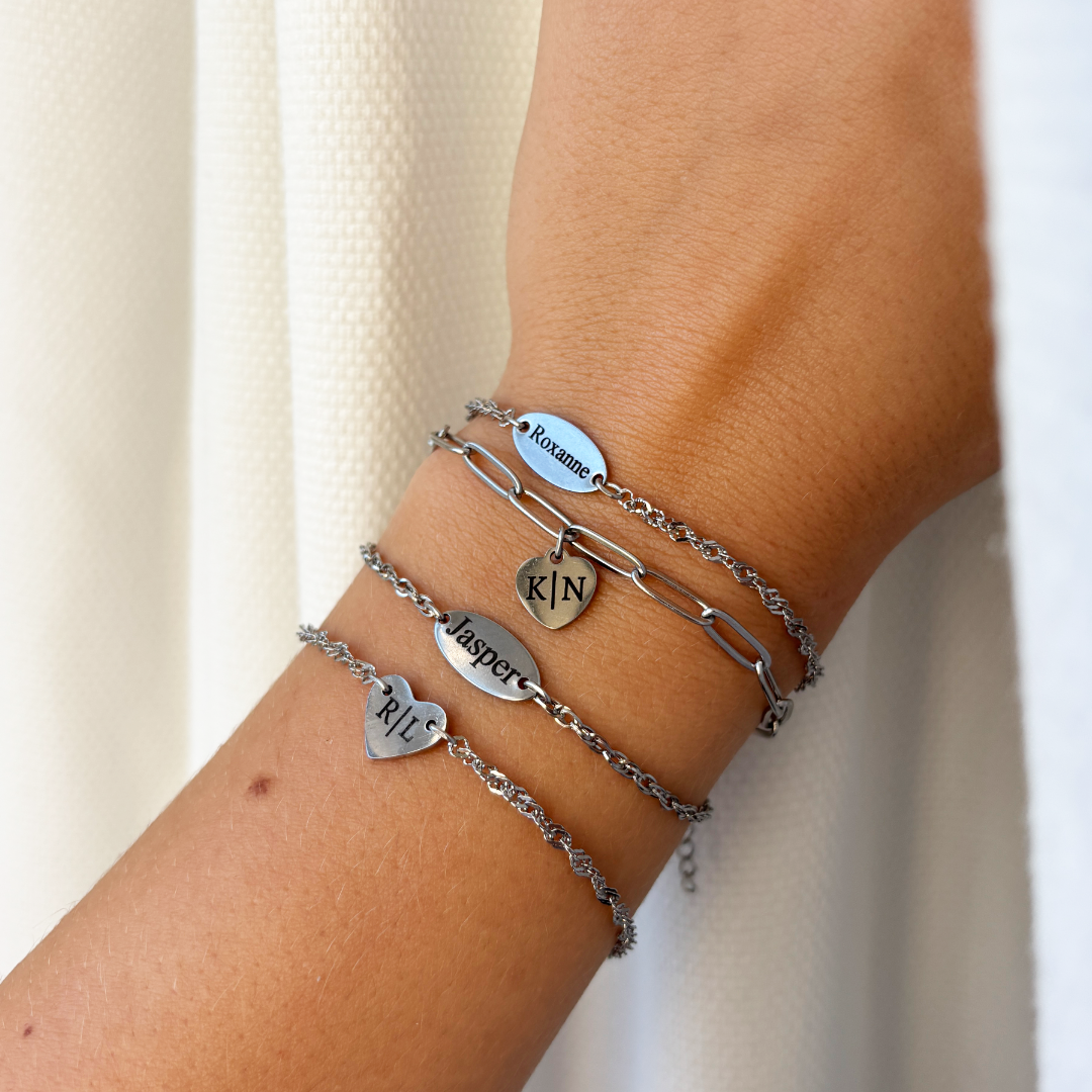 gepersonaliseerde armband met twee initialen, hartje en grove schakel