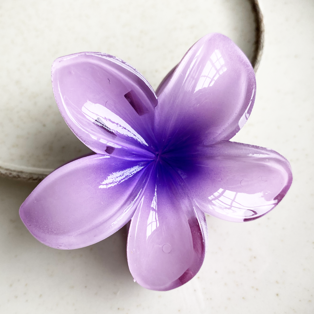 sfeerfoto van paarse tropische bloem haarclip