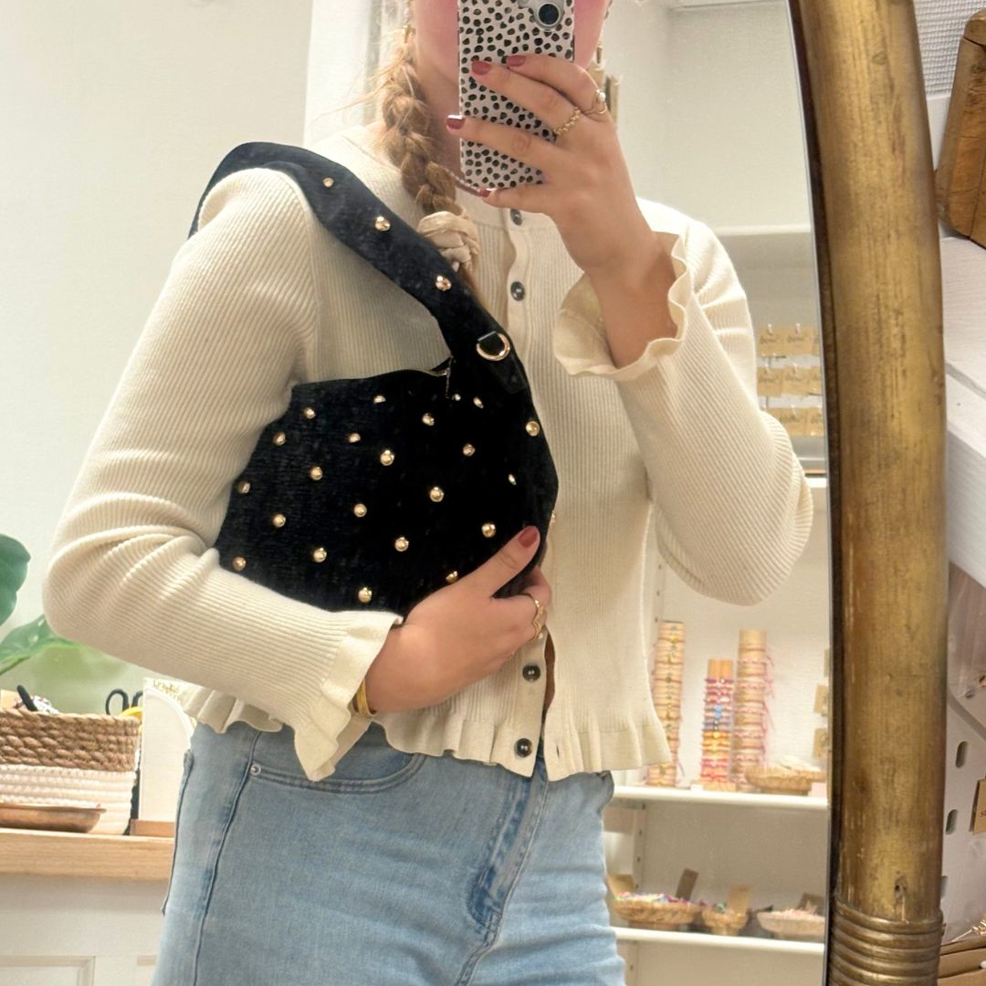 zwarte suède look schoudertas met gouden studs