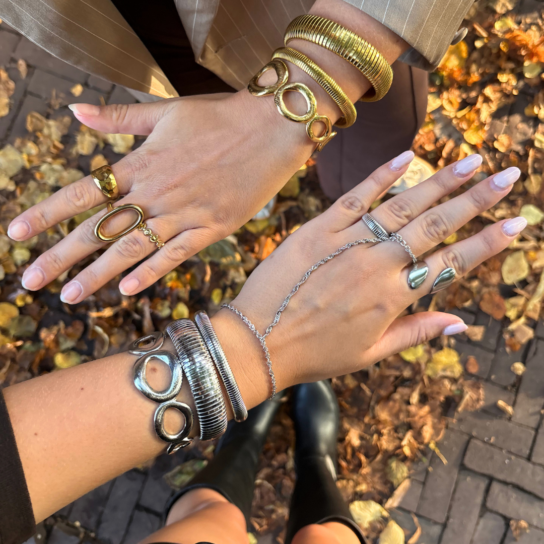 twist oval bangle