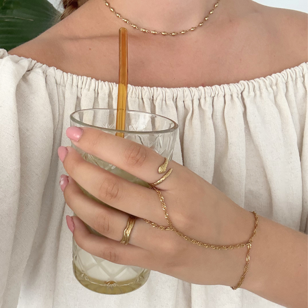 hand chain with twist