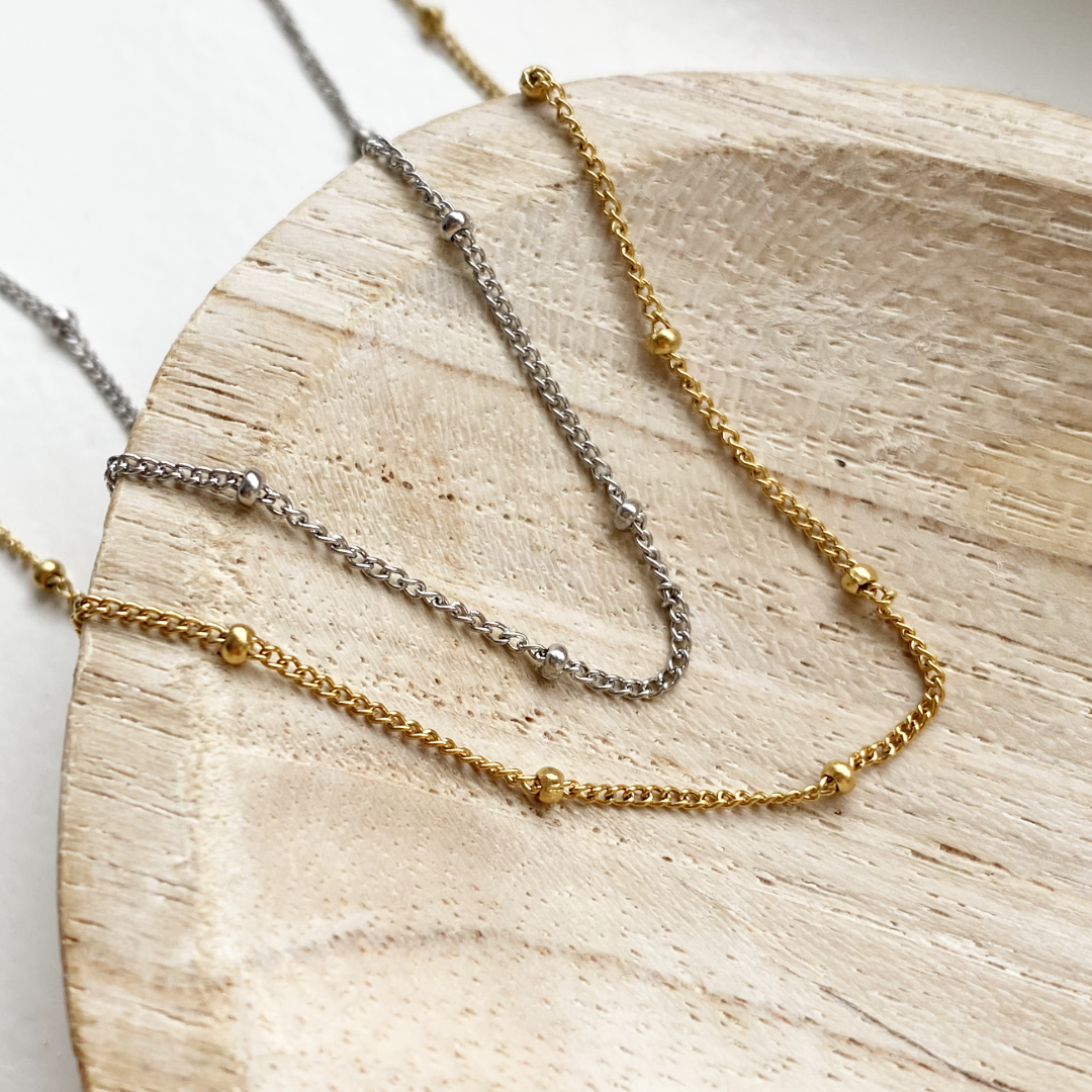 subtiele stipjes ketting