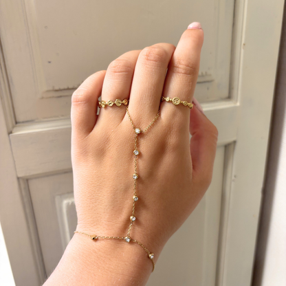 hand chain with twist