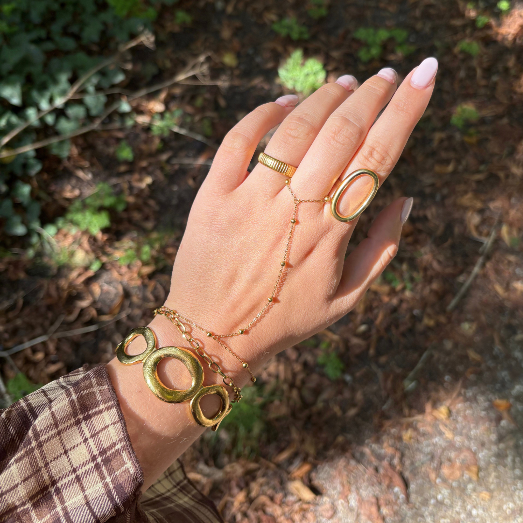 twist oval bangle