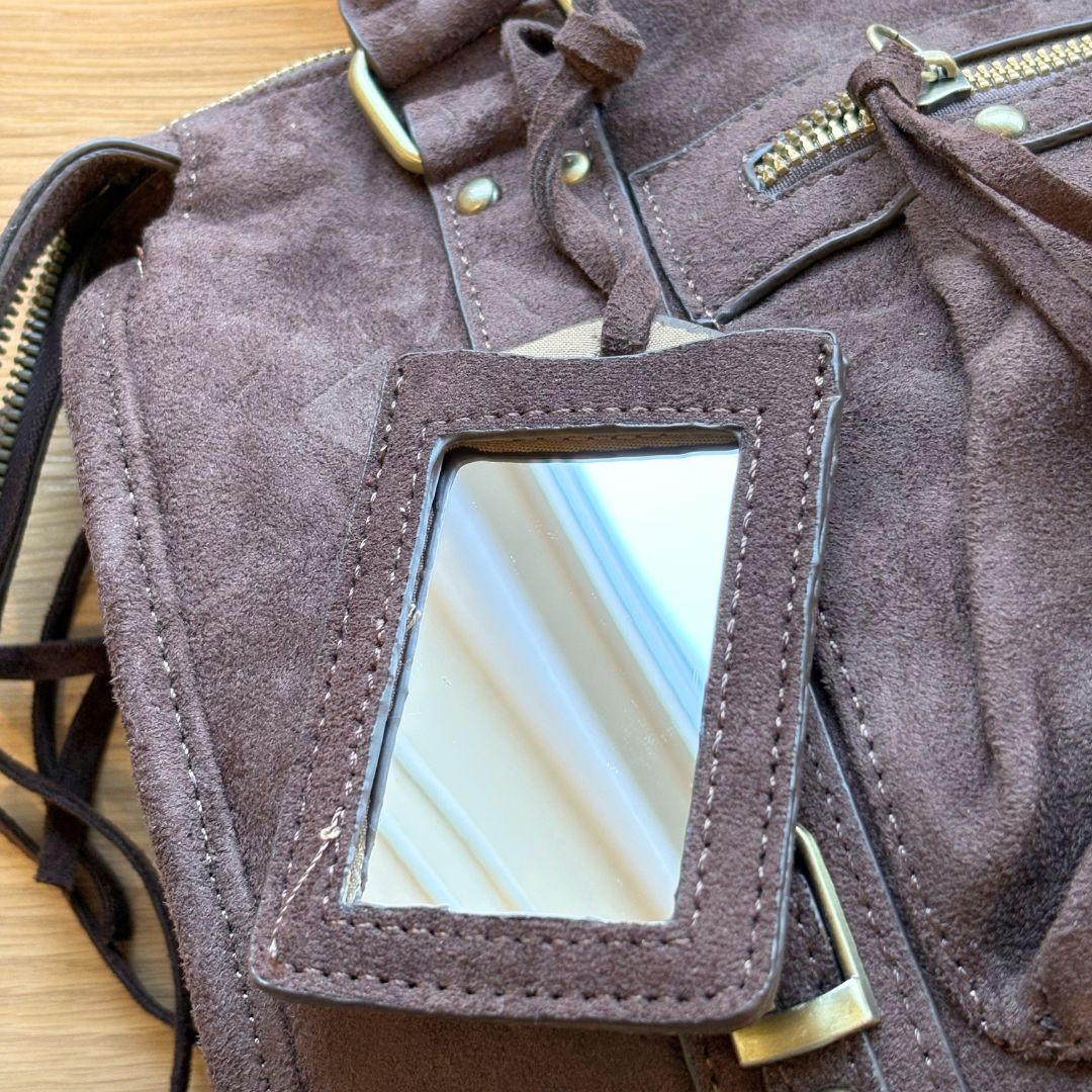 beige suède look handtas met riemdetails