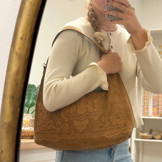 camelbruine boho schoudertas in suède look met borduursel