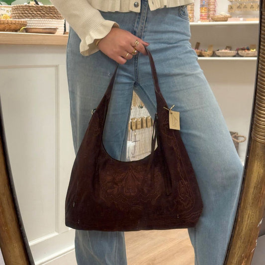 donkerbruine boho schoudertas in suède look met borduursel