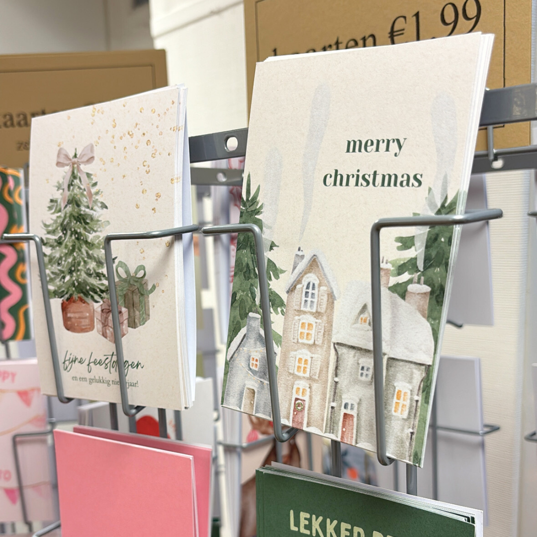 kerstkaart kerstboom met cadeautjes en sneeuw