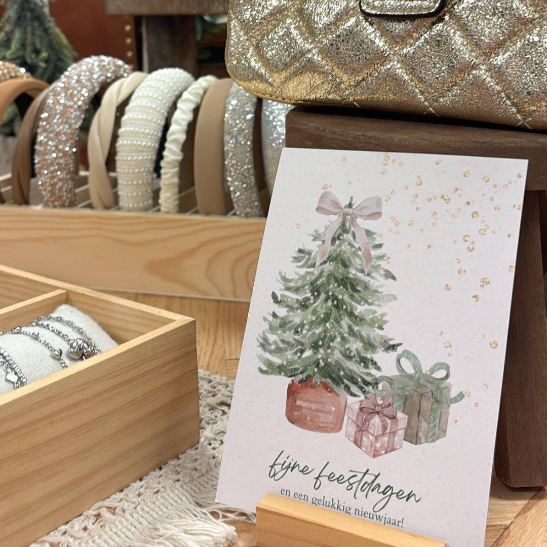 kerstkaart kerstboom met cadeautjes en sneeuw