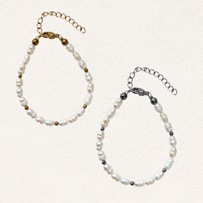 Product foto van zoetwaterparel kralenarmband met goud of zilver details