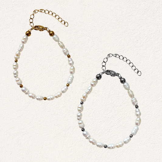 Product foto van zoetwaterparel kralenarmband met goud of zilver details