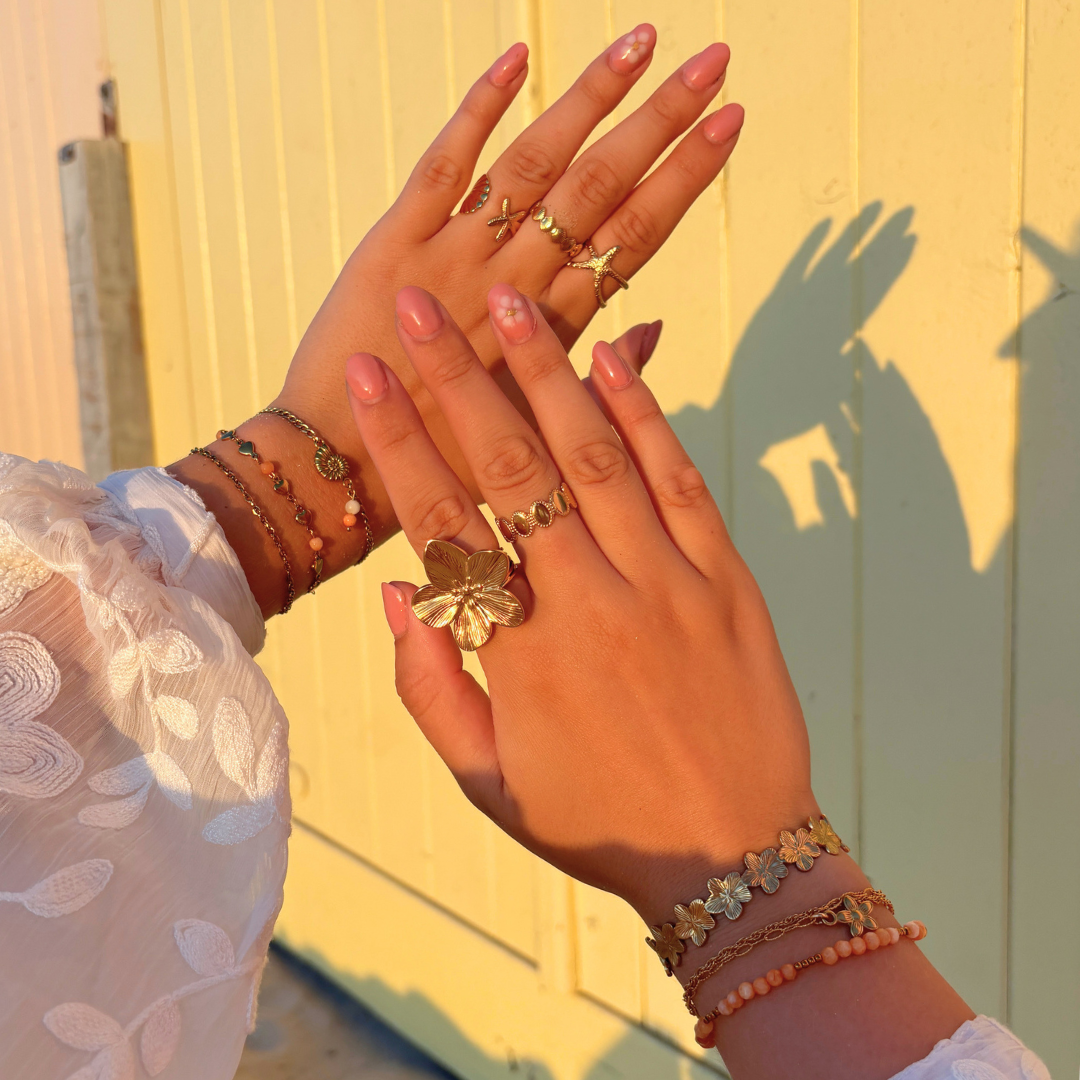 Sfeerfoto stand met vrolijke zomerse sieraden collectie endless summer