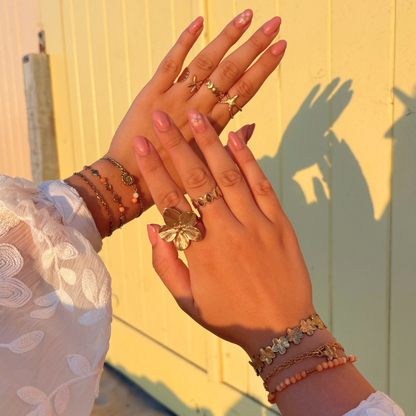 Sfeerfoto stand met vrolijke zomerse sieraden collectie endless summer