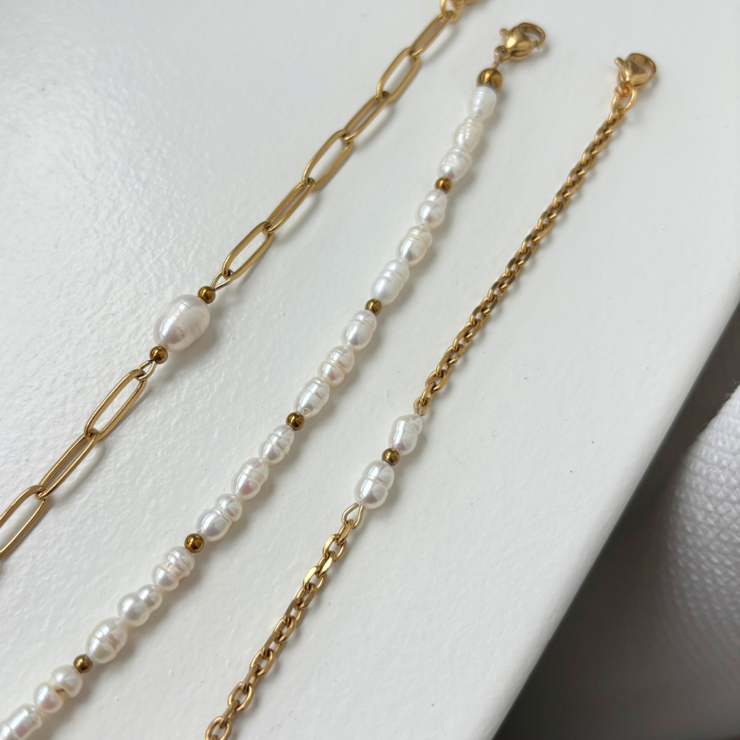 Sfeerfoto van zoetwaterparel armbandjes met gouden details