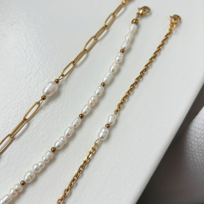 Sfeerfoto van zoetwaterparel armbandjes met gouden details