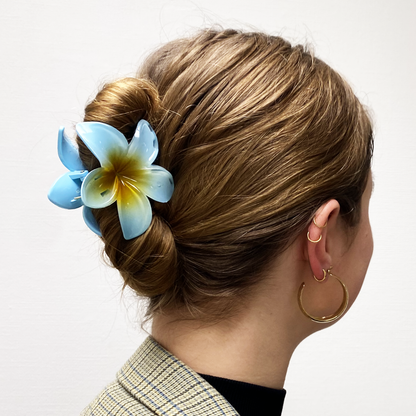 aanfoto blauwe bloemen haarclip