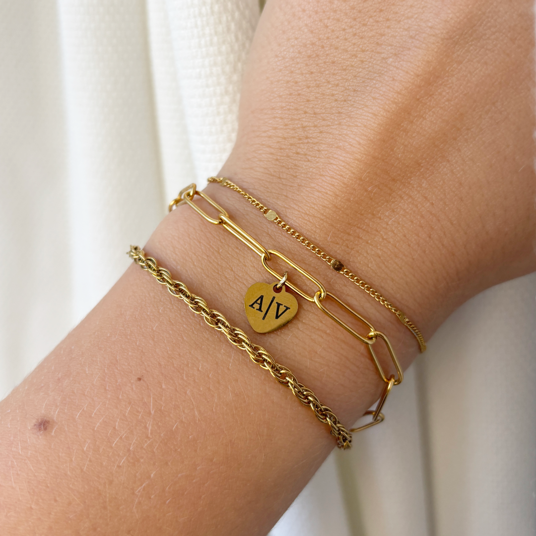 gepersonaliseerde armband met twee initialen, hartje en grove schakel