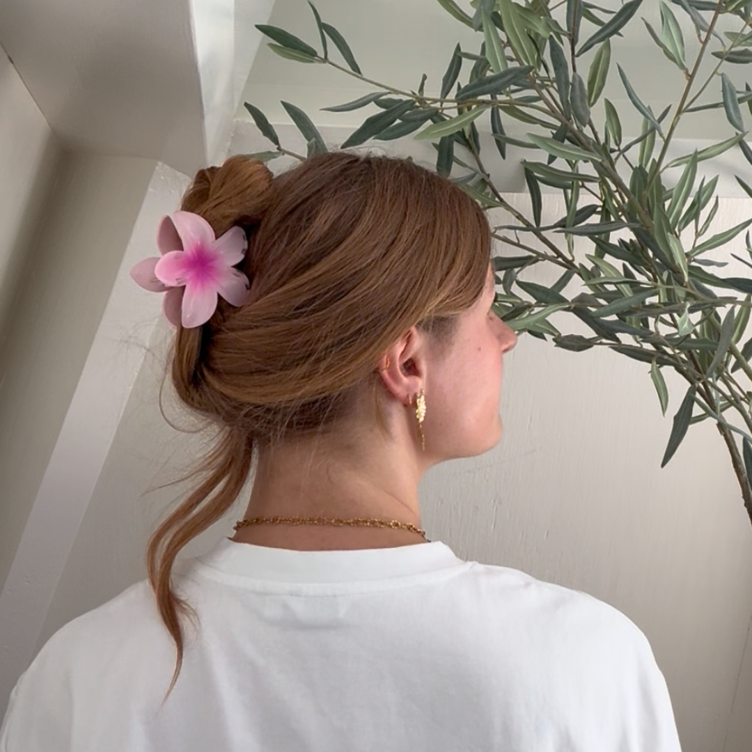 aanfoto roze haarclip opgestoken haar met los plukje