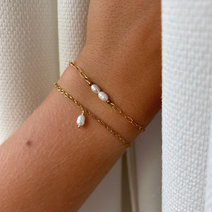 aanfoto van armbanden met zoetwaterparel