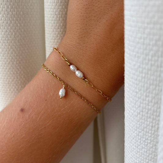 aanfoto van armbanden met zoetwaterparel