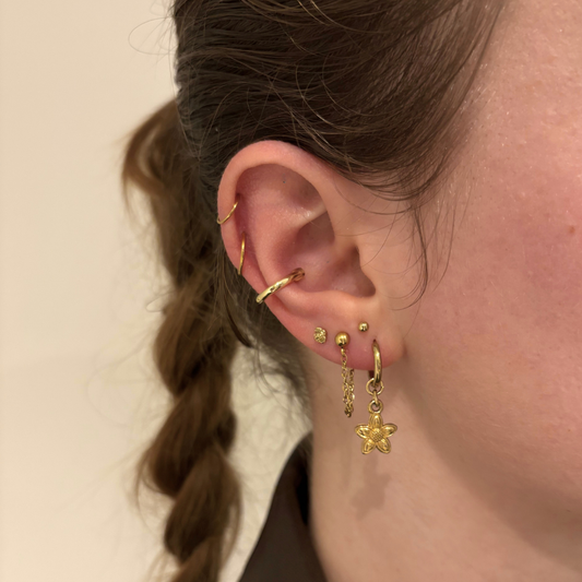 aanfoto van oorbellen met zomerse bloemen