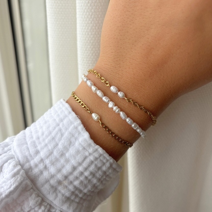aanfoto van verschillende zoetwaterparel armbandjes