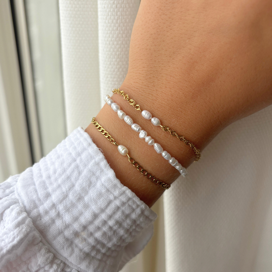 aanfoto van verschillende zoetwaterparel armbandjes