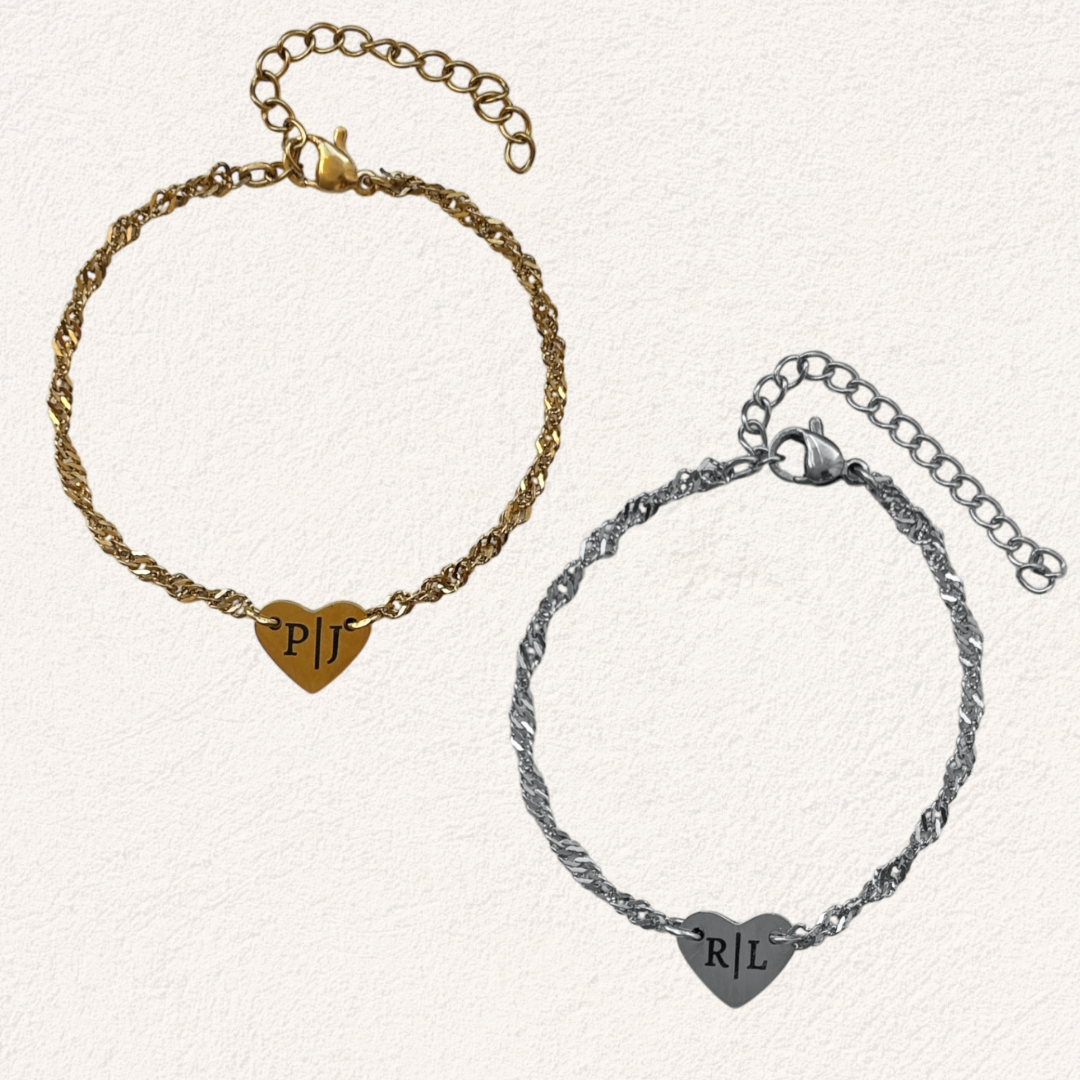 gepersonaliseerde armband met twee initialen, hartje en twist schakel