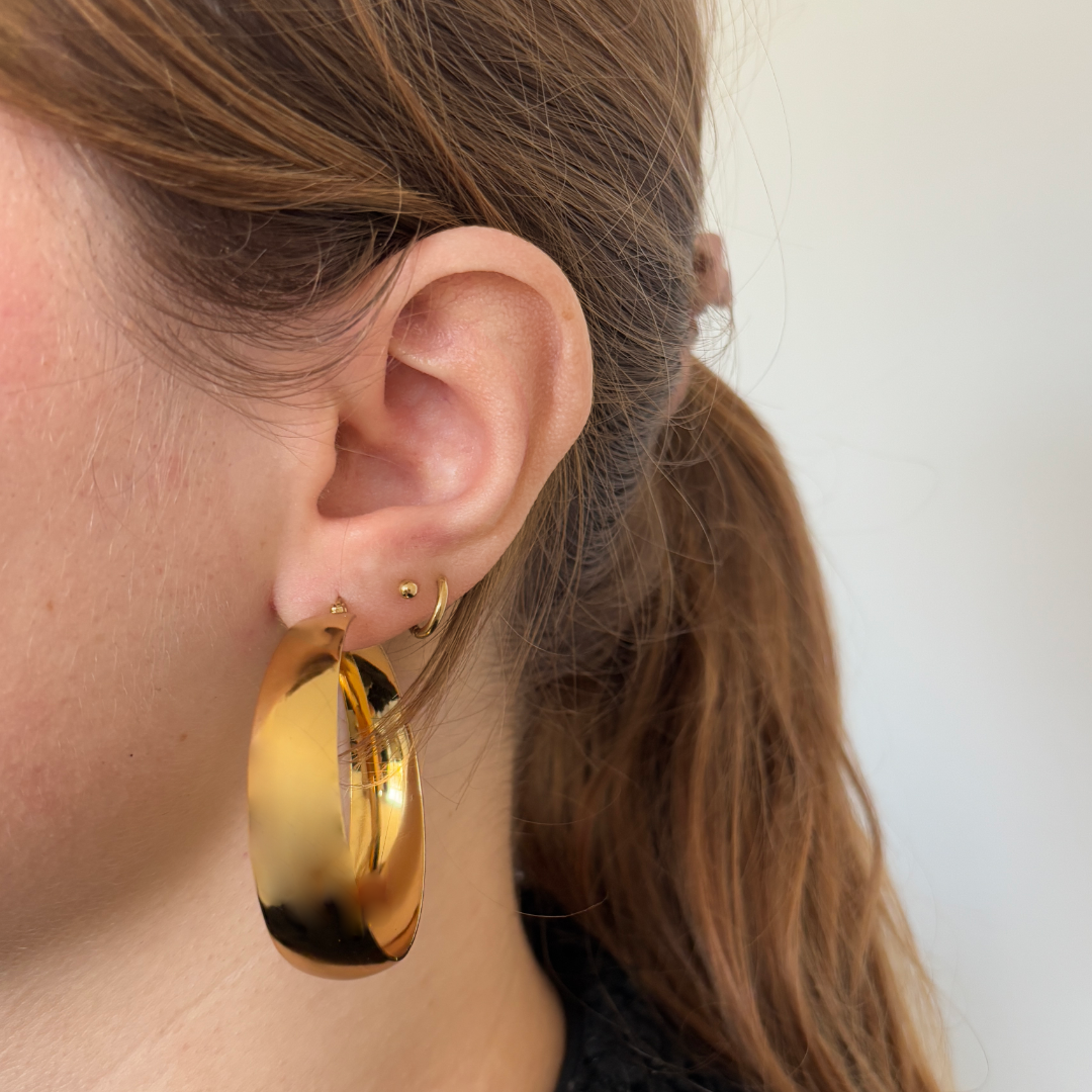 grote chunky oorbellen in goud en zilver aanfoto