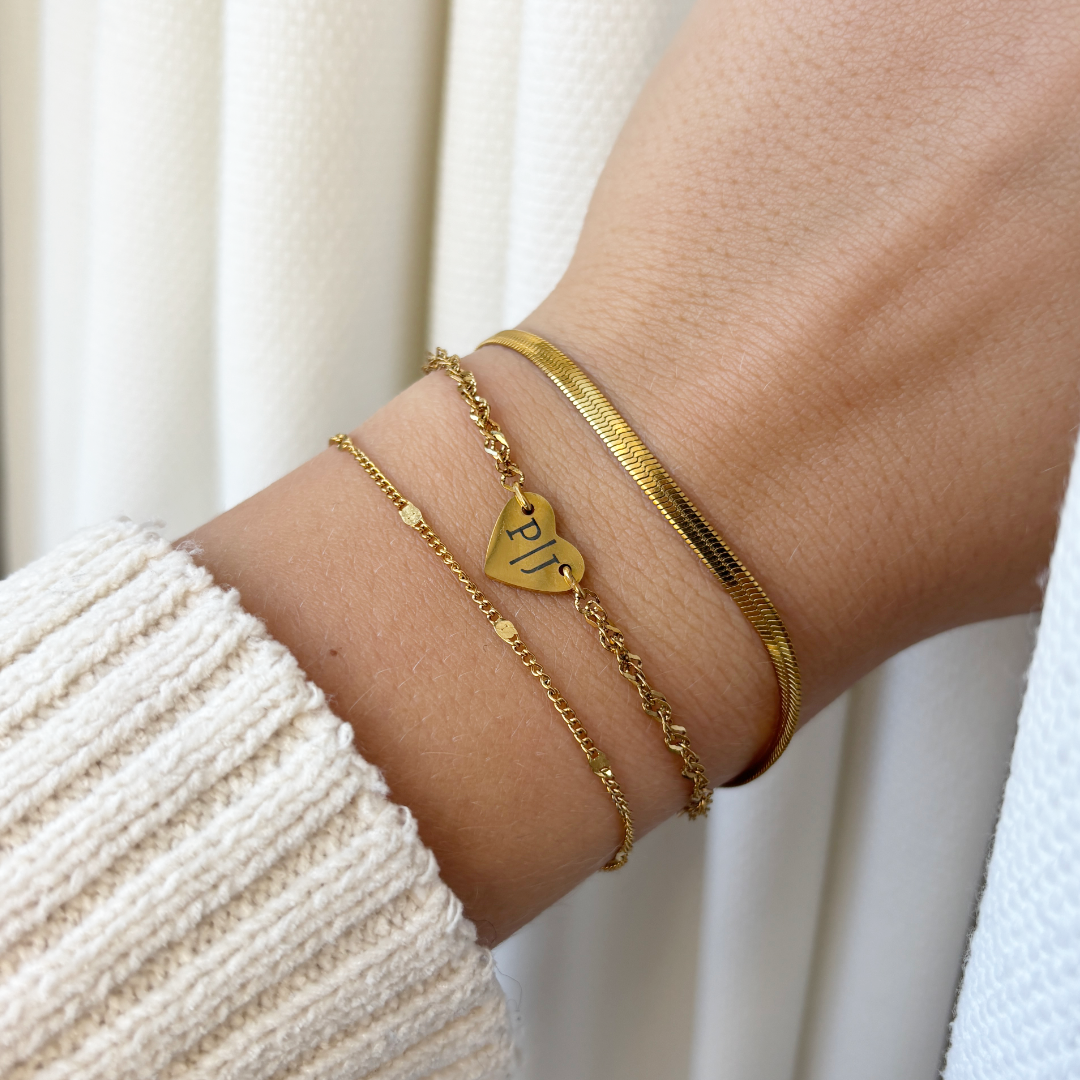 gepersonaliseerde armband met twee initialen, hartje en twist schakel