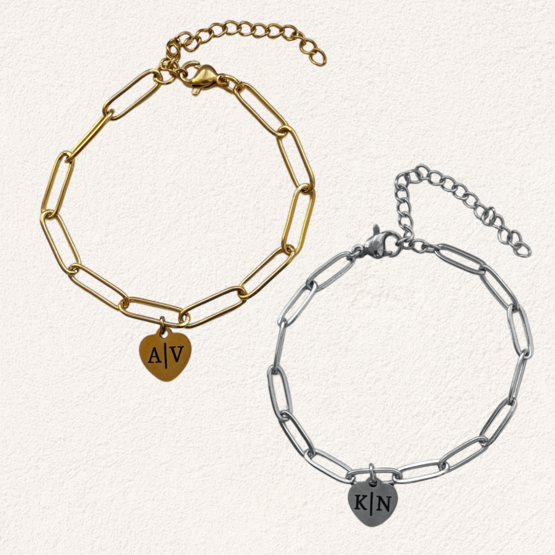 gepersonaliseerde armband met twee initialen, hartje en grove schakel