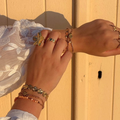 sfeerfoto gele achtergrond sieraden met bloemen zomerse uitstraling