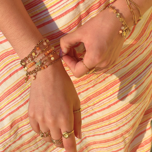 sfeerfoto met heel veel vrolijke zomerse armbandjes en ringen