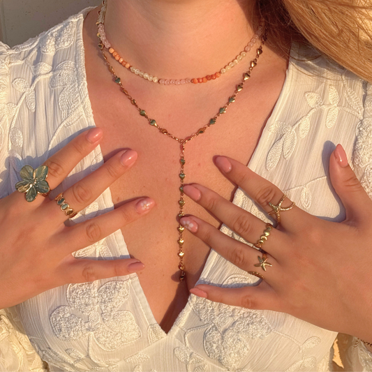 sfeerfoto van zomerse kettingen en ringen van de endless summer collectie 
