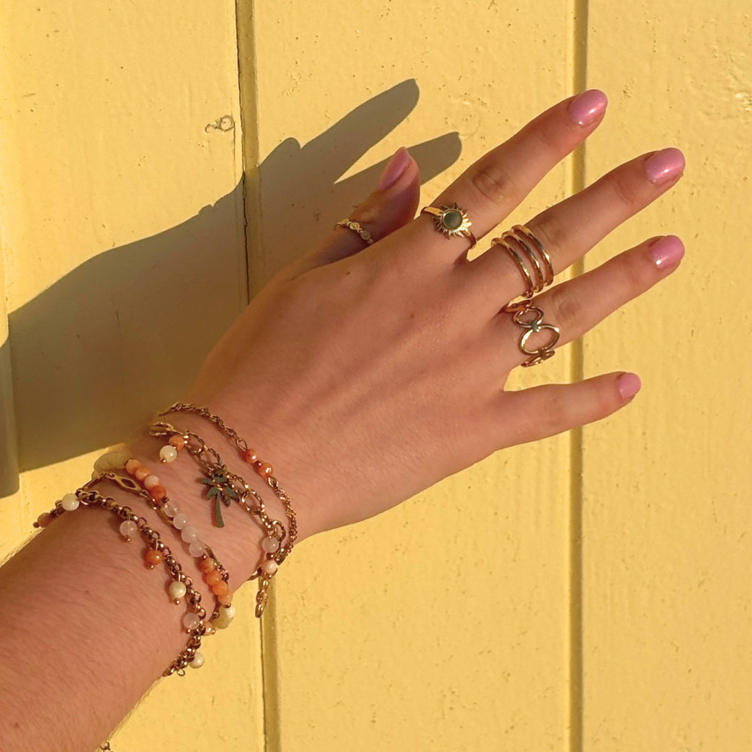 sfeerfoto zomerse sieraden gele achtergrond