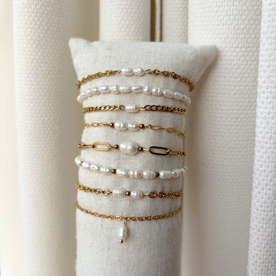 zoetwaterparel armbandjes op een sieraden display kussentje